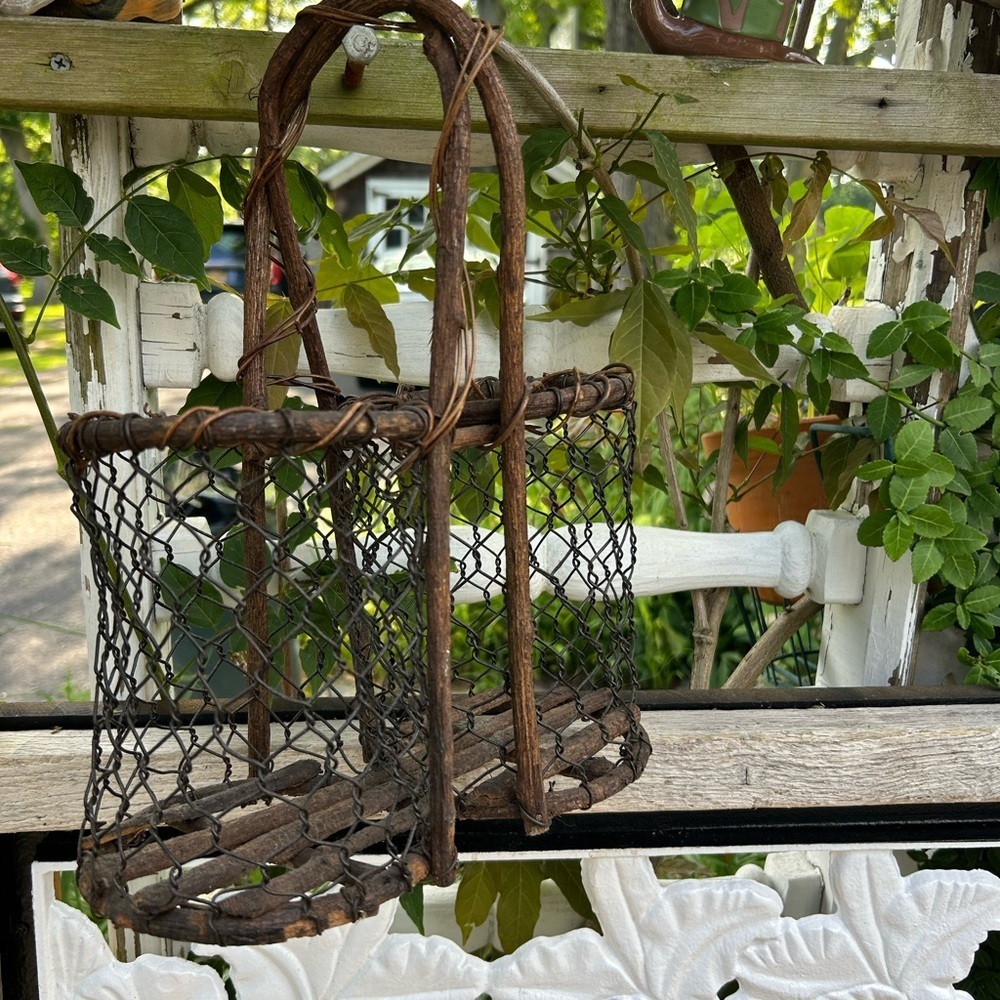 North Fork Wine Basket made from Grapevine, Twig and Chicken Wire. - Picture 3 of 6